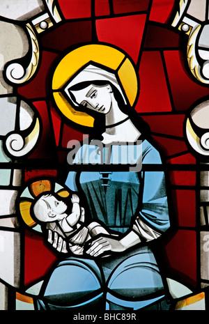 Détail d'un vitrail moderne représentant Marie et Jésus, par Harry Harvey, de l'église St Mary, Leake, Yorkshire du Nord Banque D'Images