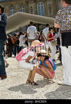 Paris, France, événements publics, Festival de musique de printemps, Fête de la musique, public de foule, enfants assis, Palais des Élysées., jeune fille française adolescente Banque D'Images