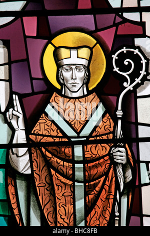 Un vitrail représentant Saint Cuthbert, l'église St Mary, Leake, Yorkshire du Nord. Fenêtre en Harry Harvey de York Banque D'Images