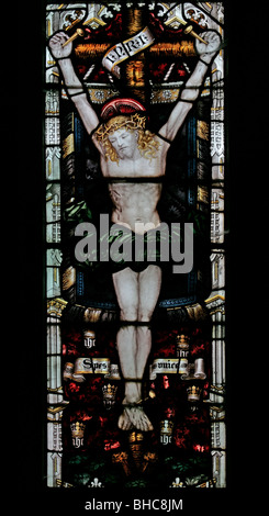 Un vitrail par C E Kempe, représentant la Crucifixion, l'église St Wilfred, Kirkby Knowle, Yorkshire du Nord Banque D'Images