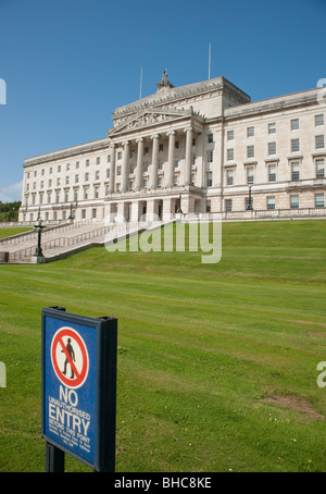 Aucun signe d'entrée des édifices du parlement à Belfast Banque D'Images