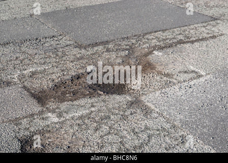 Poule en surface de la route sur route dans Cheshire, Royaume-Uni. Banque D'Images