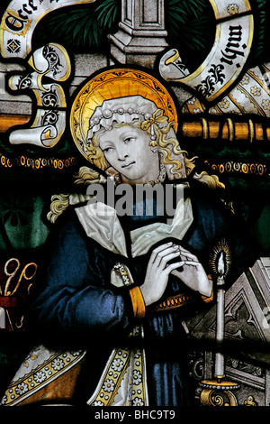 Un vitrail par C E Kempe, représentant la Vierge Marie à l'Annonciation, Kirkby Église Knowle, Yorkshire du Nord Banque D'Images