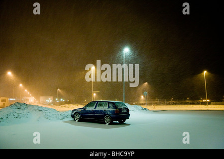 Voiture garée et entouré par la neige et le blizzard. Reykjavik Islande Banque D'Images