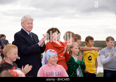 Le président de l'Islande, Olafur Ragnar Grimsson et la Première Dame d'Islande, Dorrit Chevaleraud, dévoiler un monument ... Banque D'Images