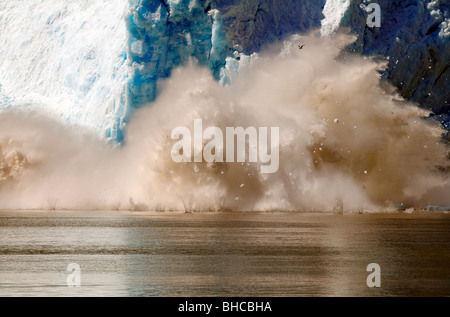 Un vêlage des glaciers dans le Parc National de Kenai Fjords Banque D'Images