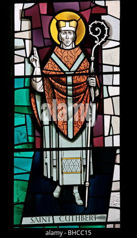 Un vitrail moderne représentant Saint Cuthbert, par Harry Harvey, de l'église St Mary, Leake, Yorkshire du Nord Banque D'Images