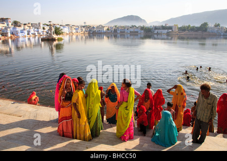 Les femmes indiennes en saris colorés à les Ghats au lac Pushkar, Rajasthan, Inde Banque D'Images