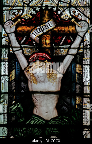 Un vitrail par C E Kempe, représentant la Crucifixion, l'église St Wilfred, Kirkby Knowle, Yorkshire du Nord Banque D'Images