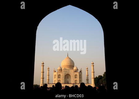 Une vue sur le Taj Mahal à travers la principale gatway, Agra, Inde Banque D'Images