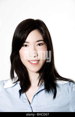 Studio shot portrait of a beautiful Southeast Asian young woman smiling Banque D'Images