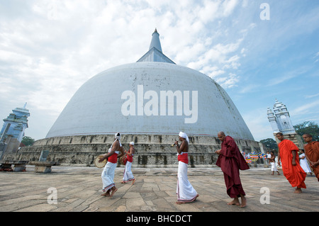 Un défilé à Ruwanweliseya Bouddhiste Sri Lanka Anuradhapura Banque D'Images