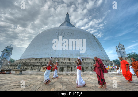 Un défilé à Ruwanweliseya Bouddhiste Sri Lanka Anuradhapura Banque D'Images