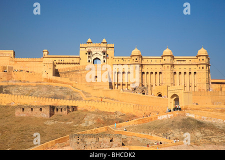 Le chemin de l'entrée principale du fort Amber à Jaipur, Rajasthan, Inde Banque D'Images