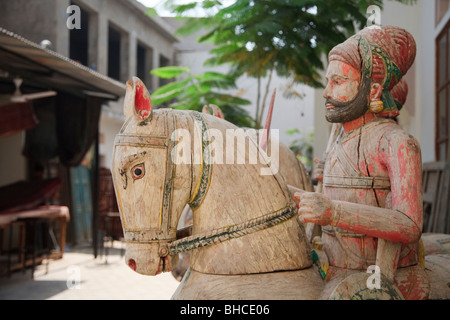 Sculpture en bois d'un homme sur un cheval, Inde Banque D'Images