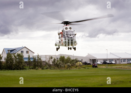 Hélicoptère de la garde côtière islandaise dans Vatnsleysustrond survole Vogar, Islande. Banque D'Images