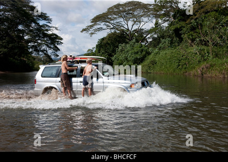 La conduite dans la rivière Bongo sur la côte ouest du Costa Rica Banque D'Images