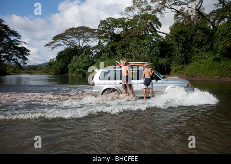 La conduite dans la rivière Bongo sur la côte ouest du Costa Rica Banque D'Images