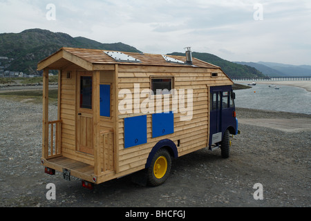 Heather et Ivan Morison's sci-fi portable bibliothèque dans une remorque en bois Banque D'Images