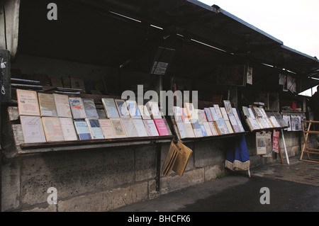 Décrochage du livre parisien Banque D'Images