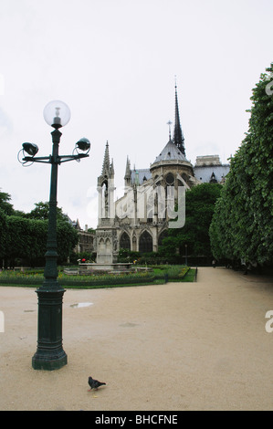 Vue arrière de la cathédrale Notre-Dame de jardins à l'arrière, Paris, France Banque D'Images