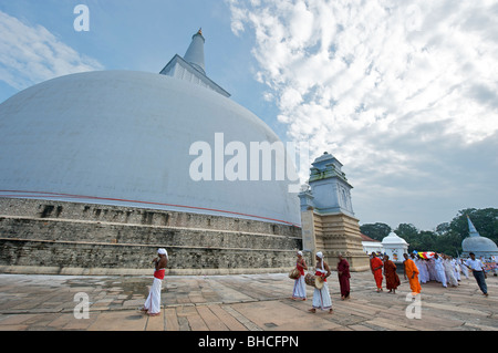 Un défilé bouddhiste au Sri Lanka Anuradhapura dagoba Ruwanweliseya Banque D'Images