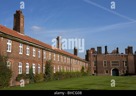 Hampton Court Palace et bâtiments façade sur une journée ensoleillée à Surrey, Angleterre Banque D'Images