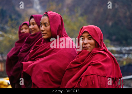Porter des robes Ningmapa religieuses traditionnelles dans un monastère bouddhiste tibétain - NÉPAL HIMALAYA Banque D'Images