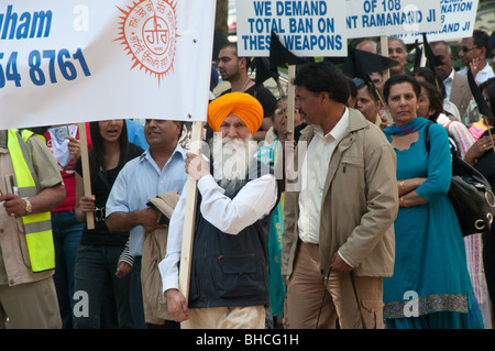 Ravidassia contre la discrimination de caste Mars par les Sikhs. Homme portant bannière avec symbole, portant turban avec barbe complète Banque D'Images