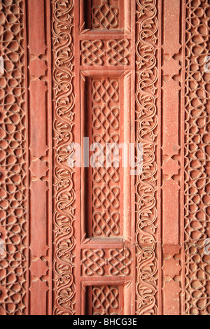 Détail des colonnes décorées du fort Agra dans l'Uttar Pradesh, Inde Banque D'Images