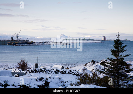 L'usine d'aluminium Alcan dans l'arrière-plan (R), qui est à l'extérieur de la ville de Hafnarfjörður, une plus grande région de Reykjavik, Islande. Banque D'Images