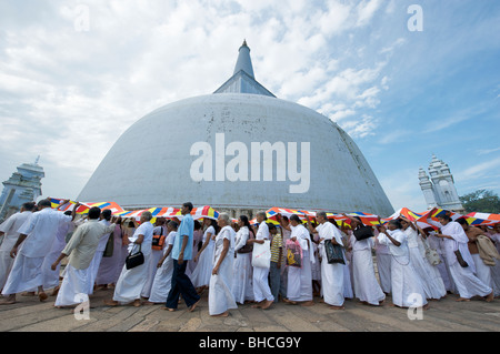 Un festival bouddhiste au Sri Lanka Anuradhapura Ruwanweliseya Banque D'Images