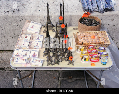 Tour Eiffel Souvenirs sur table Banque D'Images