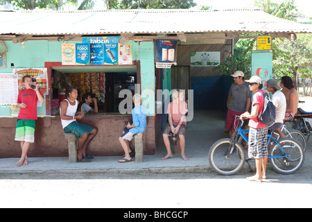 Les garçons à l'extérieur de l'épicerie au Costa Rica Banque D'Images