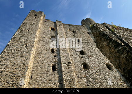 Château de Rochester, Kent, UK. Low angle view de l'imposant donjon normand. Banque D'Images