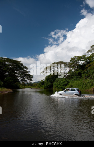 La conduite dans la rivière Bongo sur la côte ouest du Costa Rica Banque D'Images