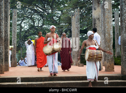 Un défilé à Dagoba Ruwanweliseya Anuradhapura, Sri Lanka Banque D'Images