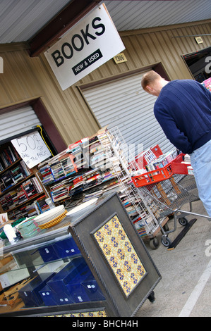 L'homme à la recherche de vieux livres au marché aux puces local (Grand Prairie, Texas, USA) Banque D'Images