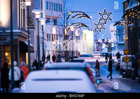 Les gens marcher/shopping avant Noël. Le centre de Reykjavik en Islande Banque D'Images