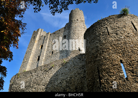 Château de Rochester, Kent. Low angle view de l'imposant donjon normand. Banque D'Images