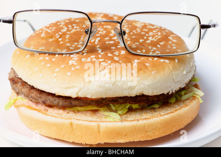 Jolly clever sandwich avec lunettes sur une plaque Banque D'Images