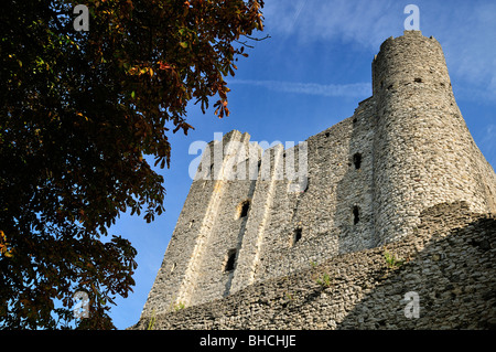 Château de Rochester, Kent. Low angle view de l'imposant donjon normand. Banque D'Images