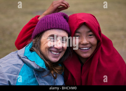 Christine Kolisch praticien bouddhiste a l'amusement avec une religieuse dans un monastère bouddhiste tibétain - NÉPAL HIMALAYA Banque D'Images