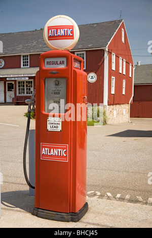 Pompe à gaz rouge Antique et du bar dans le comté de Lancaster, Pennsylvanie Banque D'Images