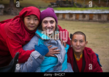 Christine Kolisch praticien bouddhiste a l'amusement avec des religieuses dans un monastère bouddhiste tibétain - NÉPAL HIMALAYA Banque D'Images