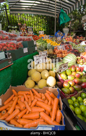 Une échoppe de marché des fruits et légumes Banque D'Images