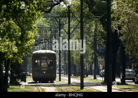 Le tramway, Saint Charles Avenue, La Nouvelle-Orléans, Louisiane, Etats-Unis Banque D'Images