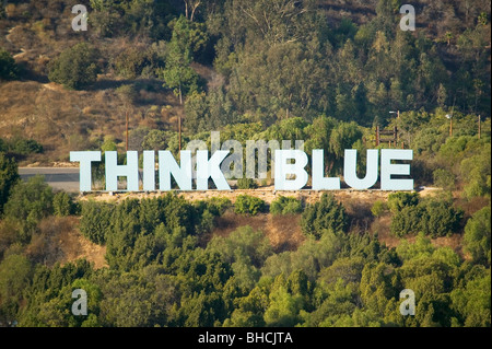 Think Blue signe pour la Cagnards dans Chavez ravine près de Dodger Stadium, Los Angeles, CA Banque D'Images