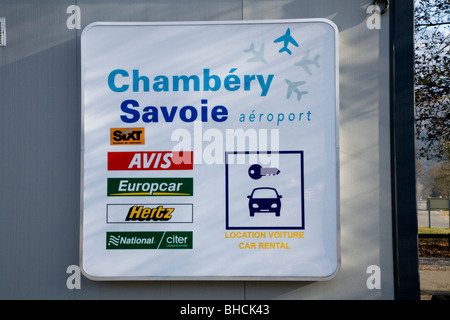 Affichage sur un bureau de location de voiture à l'aéroport de Chambéry proche Aix les Bains sur le Lac du Bourget en Savoie (Savoie) Ministère de la France Banque D'Images