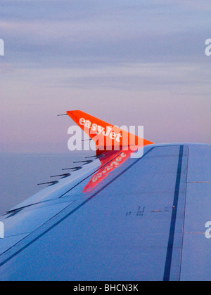 Vol easyJet Airbus A319 avion / aile d'avion, et ciel bleu, tout en voyageant à travers l'Europe.Wingtip sur Airbus Airliners s'appelle sharklet. Banque D'Images